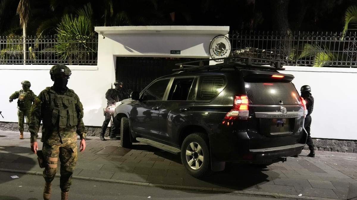 La incursión de policías ecuatorianos en la Embajada de México en Quito