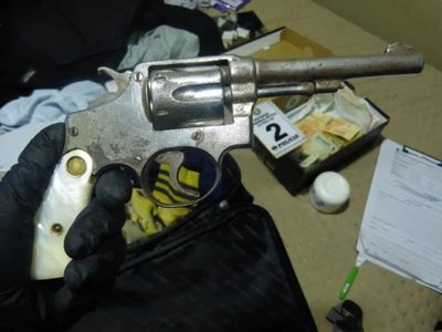Allanamientos en Cutral Co: secuestraron armas, droga y un auto por un ataque del 8 de mayo