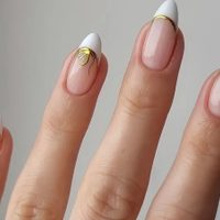 Nail art: tenés que probar estos diseños de uñas en blanco y dorado, perfectos para salir de noche