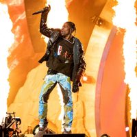 Abogados de Travis Scott piden desestimar la demanda por muertes en el festival Astroworld
