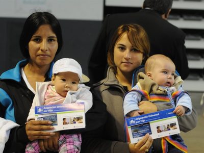 Cuáles son los extra que cobra la AUH en julio