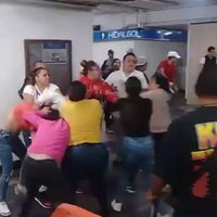 Se desata pelea campal entre vendedores ambulantes en la estación Hidalgo del Metro (Video)