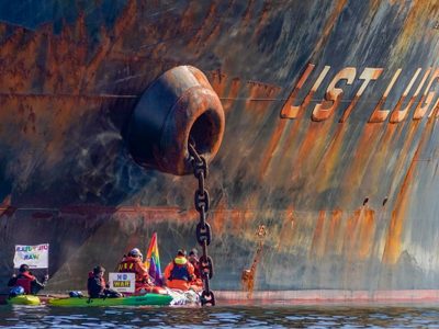 Greenpeace bloqueó un buque que transporta petróleo ruso para Noruega