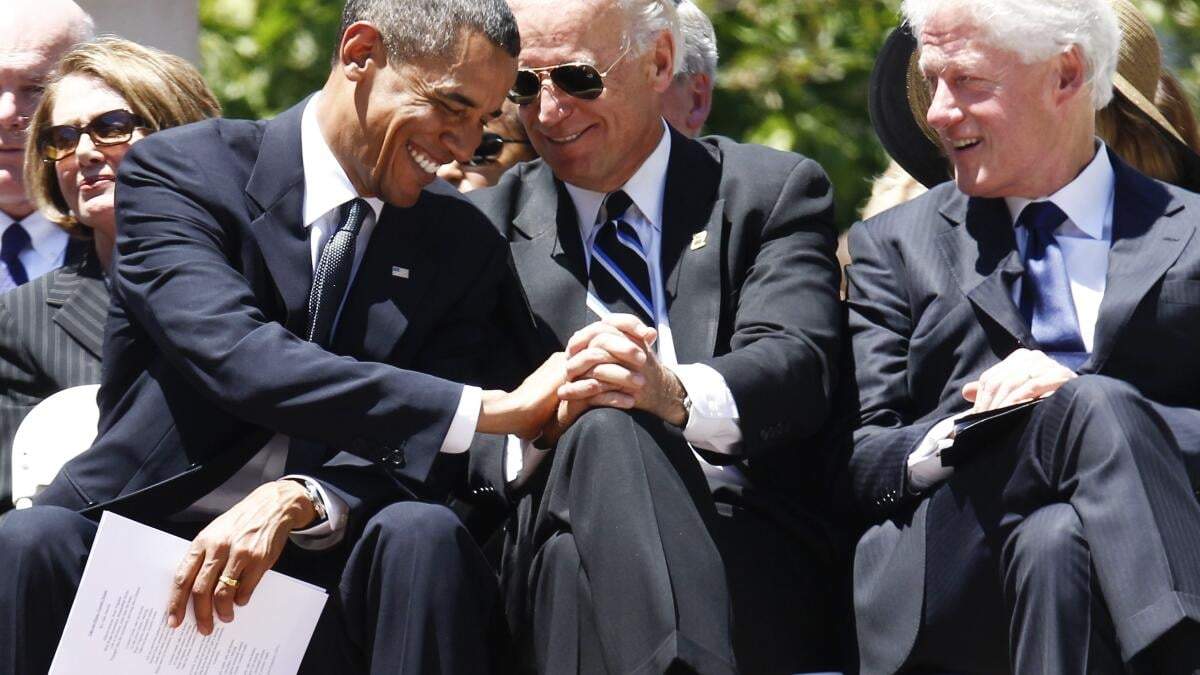 El presidente Barack Obama, el vicepresidente Joe Biden y el expresidente Bill Clinton asisten a un servicio en memoria del senador Robert Byrd, 2 de julio de 2010, en el Capitolio de Virginia Occidental