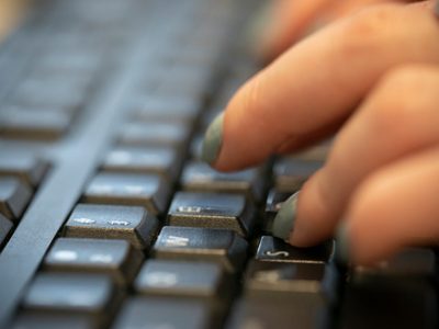 Abundan las estafas de inversiones en las redes sociales. Aquí está cómo detectarlas