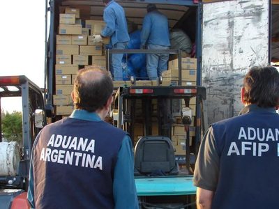 La Aduana detectó a dos personas que intentaban ingresar 3100 pastillas bajo su ropa y en termos