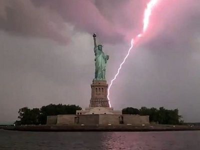 El impactante video de un rayo que golpea la Estatua de la Libertad