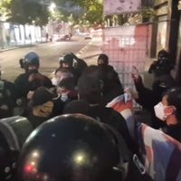 Policías encapsulan a extrabajadores de Notimex durante una manifestación frente a Palacio