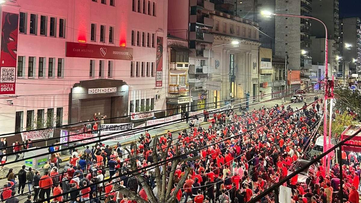 Cientos de personas frente a la sede del Rojo.