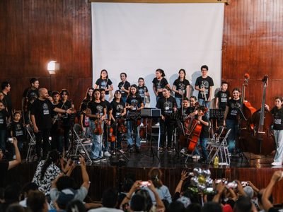 Aduana libera instrumentos donados por Suiza para niños de escasos recursos en Chiapas