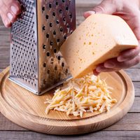 Seguro no lo sabías: el mejor truco para ablandar el queso para rallar que tenés en la heladera hace días
