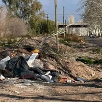 El deplorable estado de una calle en Luján con un pozo que es un peligro