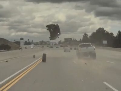 Camioneta sale “volando” por el impacto de una llanta que se le desprendió a otro vehículo (Video)