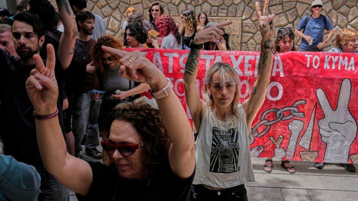 Manifestantes corean consignas pro-palestinas frente al Ministerio de Asuntos Exteriores de Grecia después de que la marina israelí interceptó una flotilla activista en aguas frente a Chipre, en Atenas, el martes 19 de mayo de 2026