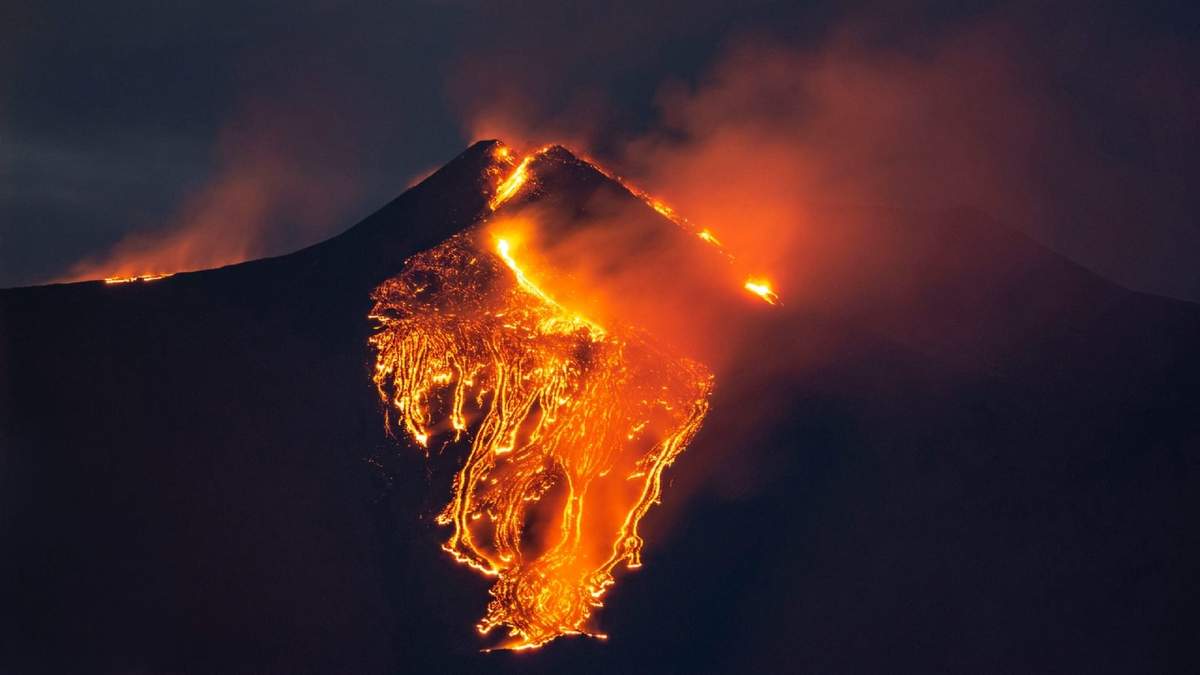 Corrientes de lava al rojo vivo deslizándose hasta las faldas del Monte Etna, el volcán más activo de Europa. Fuente: (Twitter)
