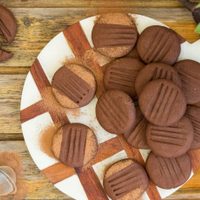 Con pocos ingredientes: prepará estas galletas azucaradas de chocolate y salvá la merienda