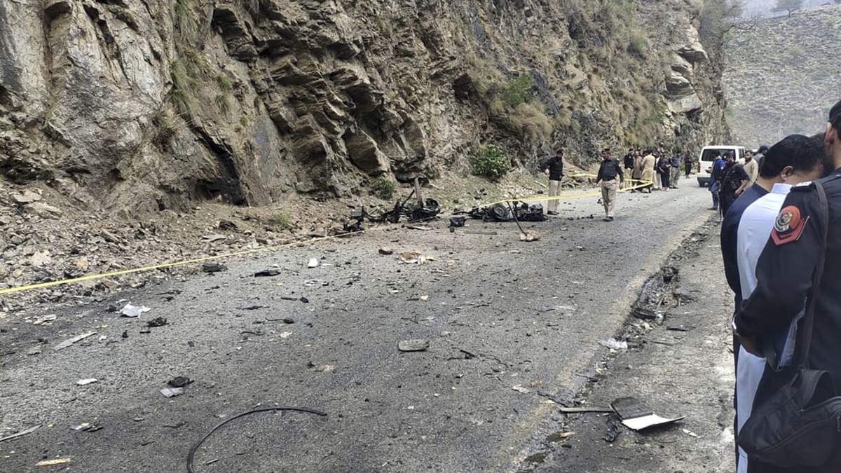 Policías inspeccionan el sitio de un ataque en Shangla, un distrito de la provincia Khyber Pakhtunkhwa, Pakistán