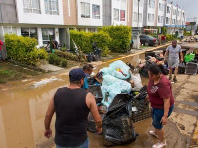Se desborda canal de aguas negras e inunda 250 casas en Valle de Chalco
