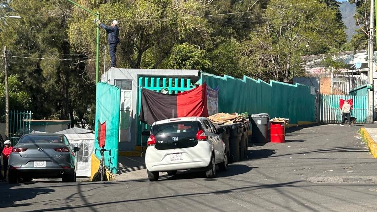 Colocan manta rojinegra por huelga en el Colegio de Bachilleres