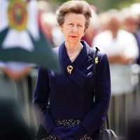 Princesa Ana de Inglaterra sufre conmoción cerebral en un accidente a caballo