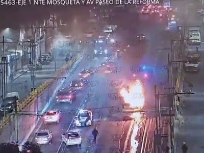Se incendia un camión de RTP en el Eje Central Lázaro Cárdenas en CDMX (Video)
