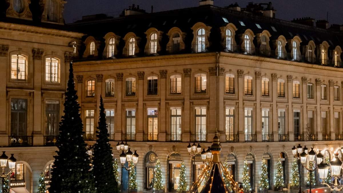 Decorado navideño en el famoso inmueble parisino