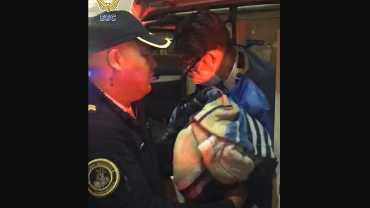 Policías llamaron a paramédicos para que revisaran el estado de salud del bebé