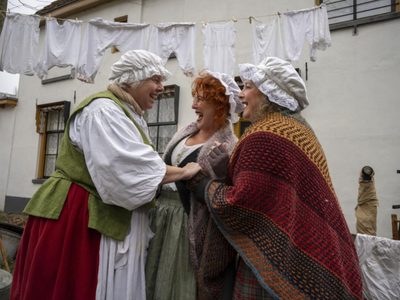 Personajes de Charles Dickens cobran vida en pueblo holandés enamorado del autor británico