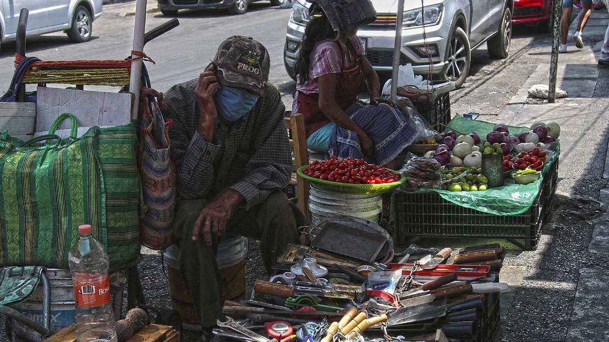 Vendedor ambulante de la calle Juan Ruiz de Alarcón en espera de clientes en Chilpancingo