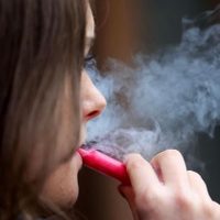 Francia planea prohibir vaporizadores desechables como parte de una campaña nacional