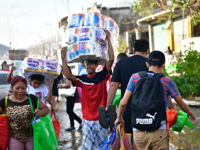 Desesperados habitantes bloquean vías en Acapulco para exigir ayuda (Fotogalería y Video)