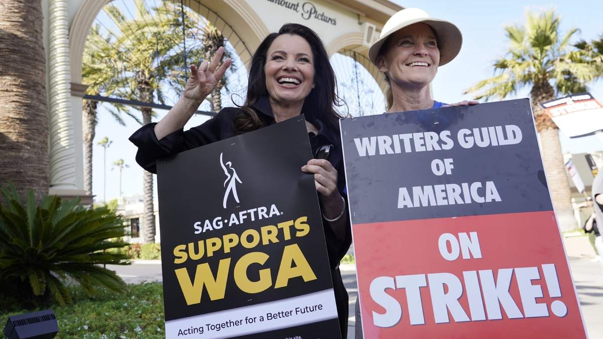 Fran Drescher, izquierda, presidenta del sindicato de actores SAG-AFTRA, y Meredith Stiehm, presidenta del Sindicato de Guionistas de Estados Unidos