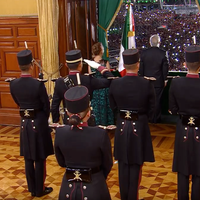 ¡Viva la justicia, la democracia y la paz!, grita AMLO en su primer festejo por la Independencia