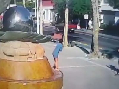 Mujer se desnuda para que le tomen fotos en monumento La Perla en Baja California; la multan (Video)