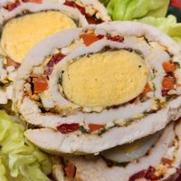 Arrollado de pollo frío, la receta rendidora y elegante que no puede faltar en tu mesa navideña