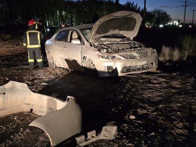 Una conductora chocó un poste de luz en la segunda rotonda de TGS y volcó en la ruta 51
