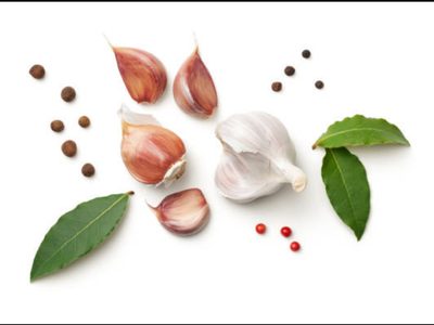 Abundancia y protección: el ritual con ajo y laurel en la billetera que la astrología asegura que trae dinero y buena suerte