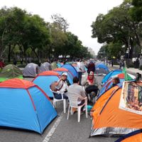 Frena instala plantón en avenida Juárez; exige la renuncia de AMLO