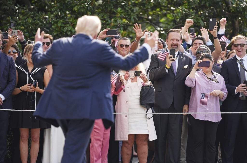 El presidente de Estados Unidos, Donald Trump, sale de la Casa Blanca, el viernes 11 de julio de 2025, en Washington
