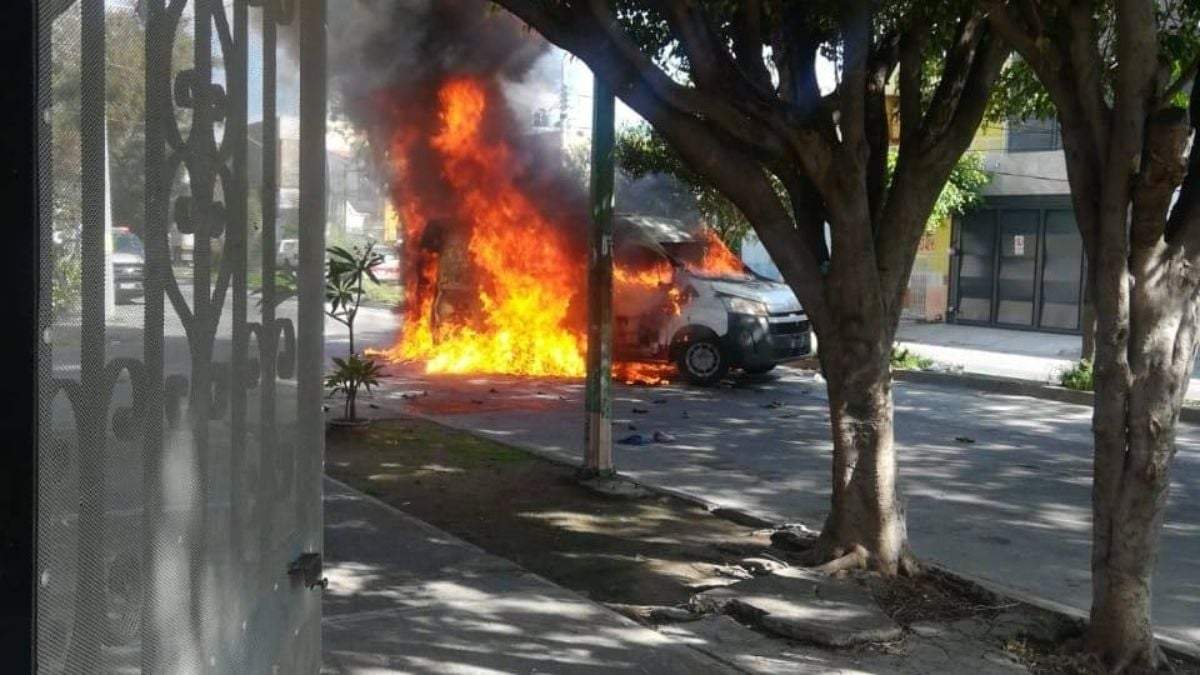Una Van quemada resultó del intento de atraco