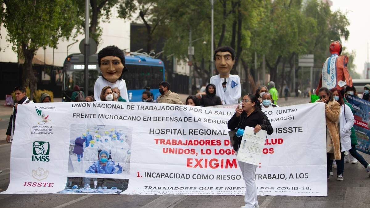 Manifestación de trabajadores de la salud de varios estados del país frente al Senado