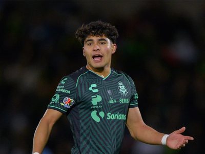 Tras salida de Santi Giménez, el mexicano Stephano Carrillo se suma al Feyenoord