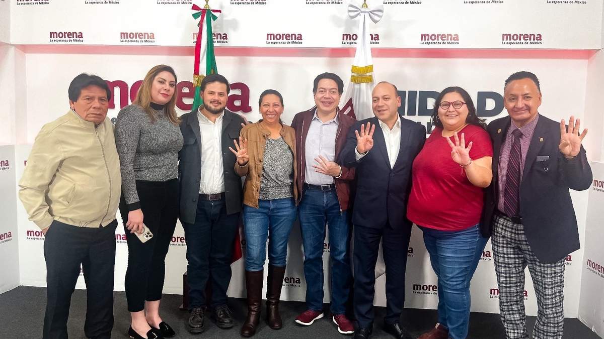 Evelyn Parra, acompañada por los líderes Sebastián Ramírez y Mario Delgado