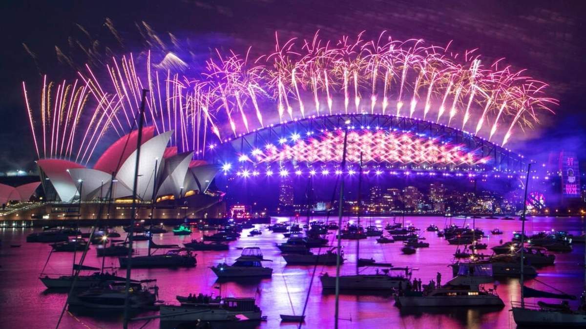 Con fuegos artificiales en la Ópera de Sidney se celebró la llegada de 2021 en Australia, aunque en esta ocasión se le pidió a la gente ver el espectáculo desde sus hogares.
