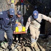 Colapsa estructura en la carretera Pachuca-Huejutla; murió un obrero y hay seis heridos
