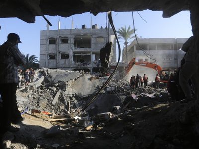 Israel bombardea el sur de Gaza y asalta un hospital