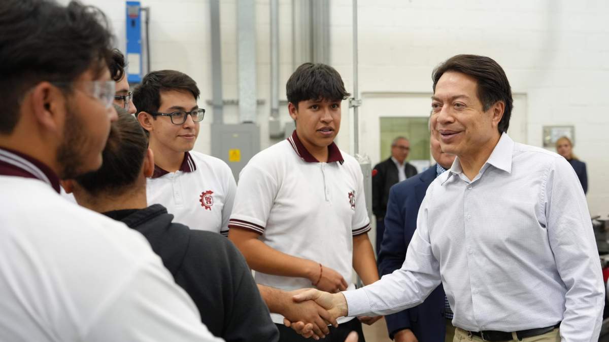 El secretario de Educación Pública, Mario Delgado con estudiantes de la Dirección General de Educación Tecnológica Industrial (DGETI)