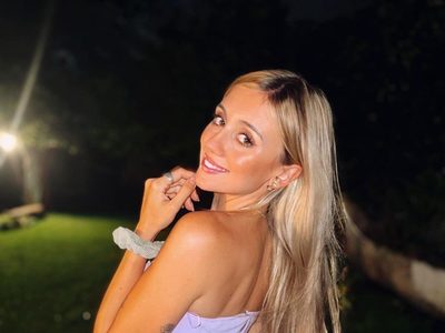 More Beltrán y el escote de moda: colores claves y un corte que marca la elegancia