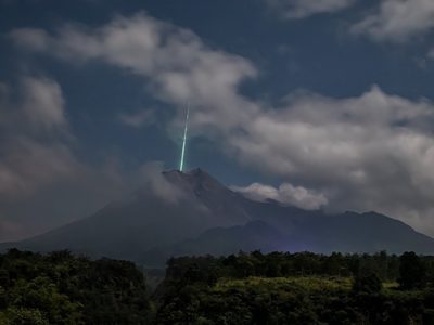 Captan caída de meteorito en el volcán más activo del mundo