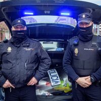 La cuarentena da para todo: sacó a pasear a sus peces a la calle y lo multaron